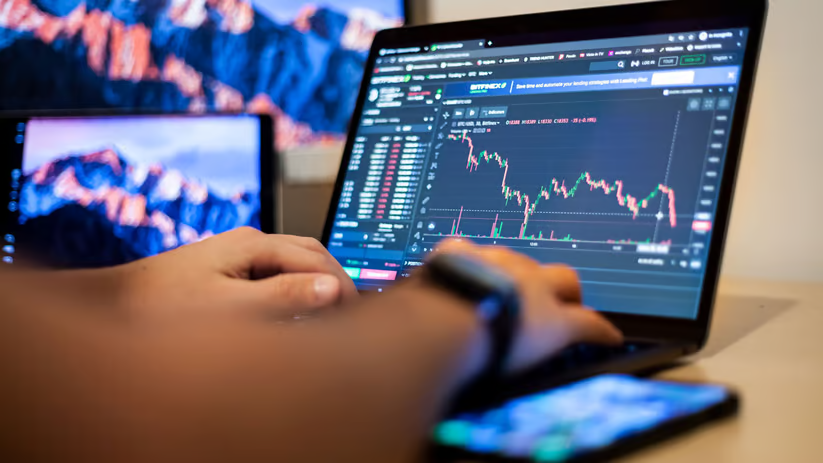 شخص يتداول عل الكمبيوتر