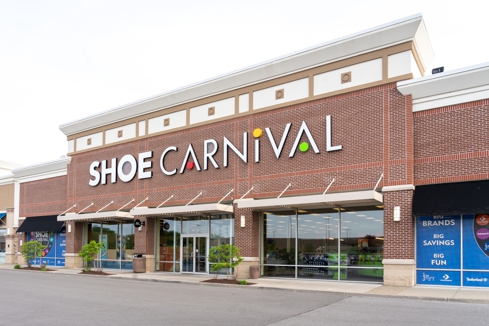 سهم Shoe Carnival يتراجع بسبب تحديات المستهلكين ذوي الدخل المنخفض