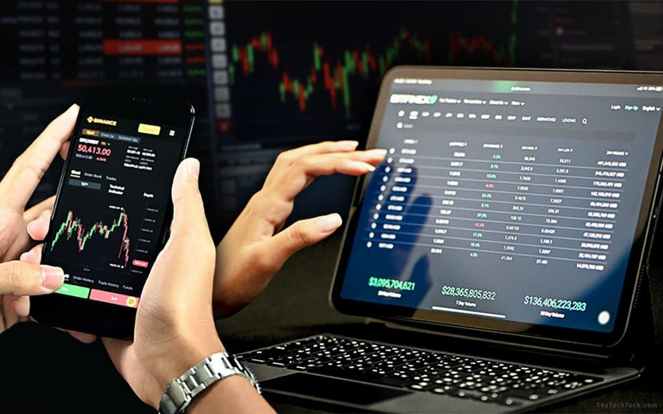 رجل يمسك فييدة جهاز جوال ويقوم بسحب الاموال 