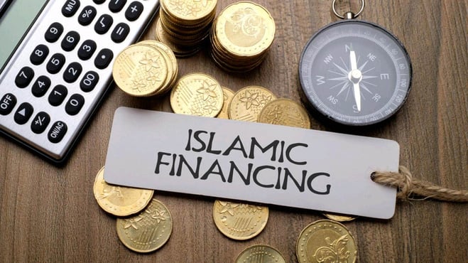 ورقة مكتوب عليها تمويل اسلامي ونقود على الطاولة