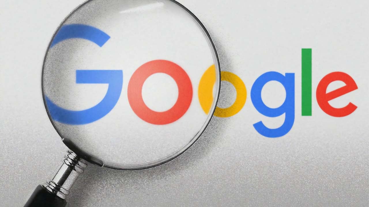 عدسة فوق كلمة Google