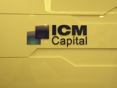 خلفية مكتوب فيها ICM Capital