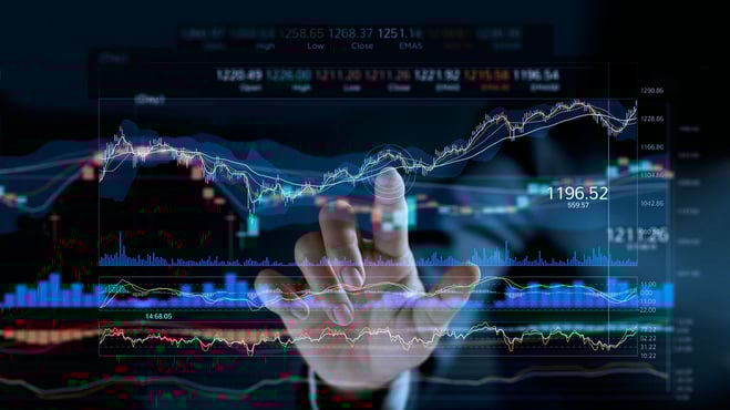 يد تفحص مؤشرات التداول