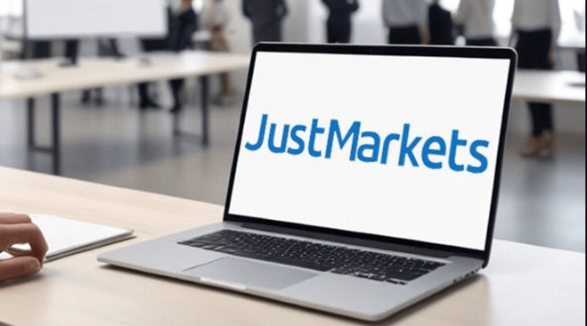 لاب توب وعليه شخص يتداول في شركة JustMarkets