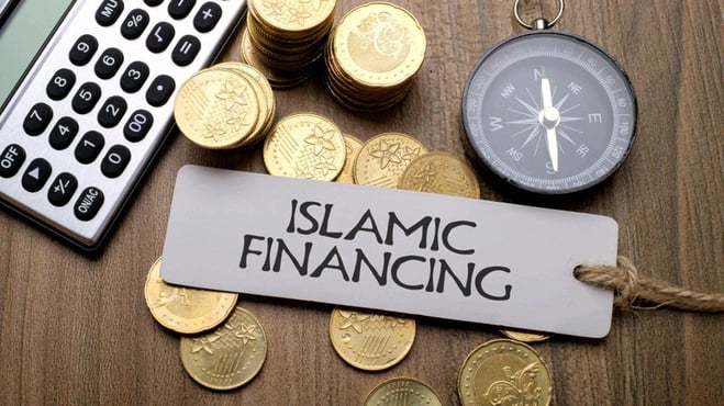نقود امام كيبورد وفوقه كلمة التمويل الاسلامي 