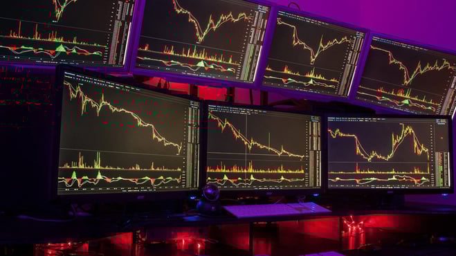 شاشات كثيرة تعرض مؤشرات التداول