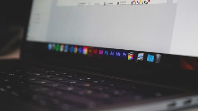 أدوبي تعلن عن زيادة الإيرادات ورفع التوقعات بعد رحيل المدير المالي