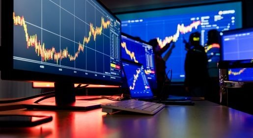مجموعة شاشات تعرض مؤشرات التداول