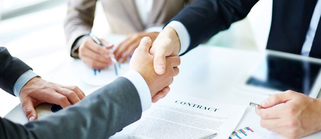 اتفاق بين اثنان على صفقة