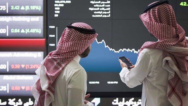 رجلان سعوديان امام اشة البورصة